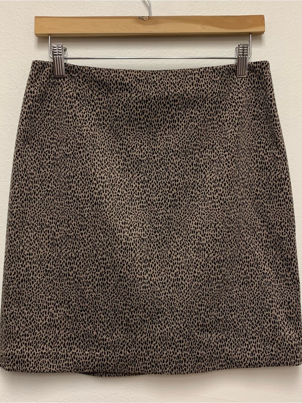 Tahari Animal Print Straight Pencil Skirt Size 4 Ponte Knit Stretch Tan Black
